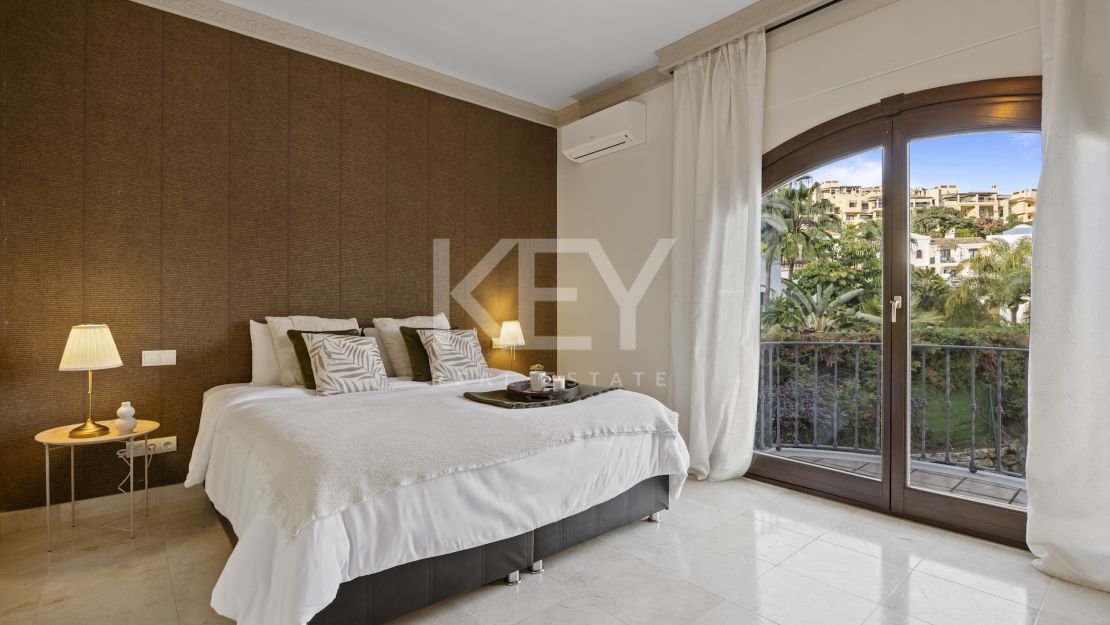 Gran villa familiar con vistas panorámicas, zonas de entretenimiento y potencial de inversión en Los Arqueros, Benahavís