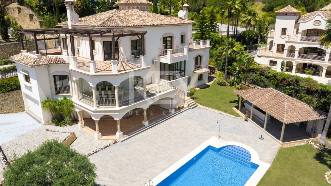 Gran villa familiar con vistas panorámicas, zonas de entretenimiento y potencial de inversión en Los Arqueros, Benahavís