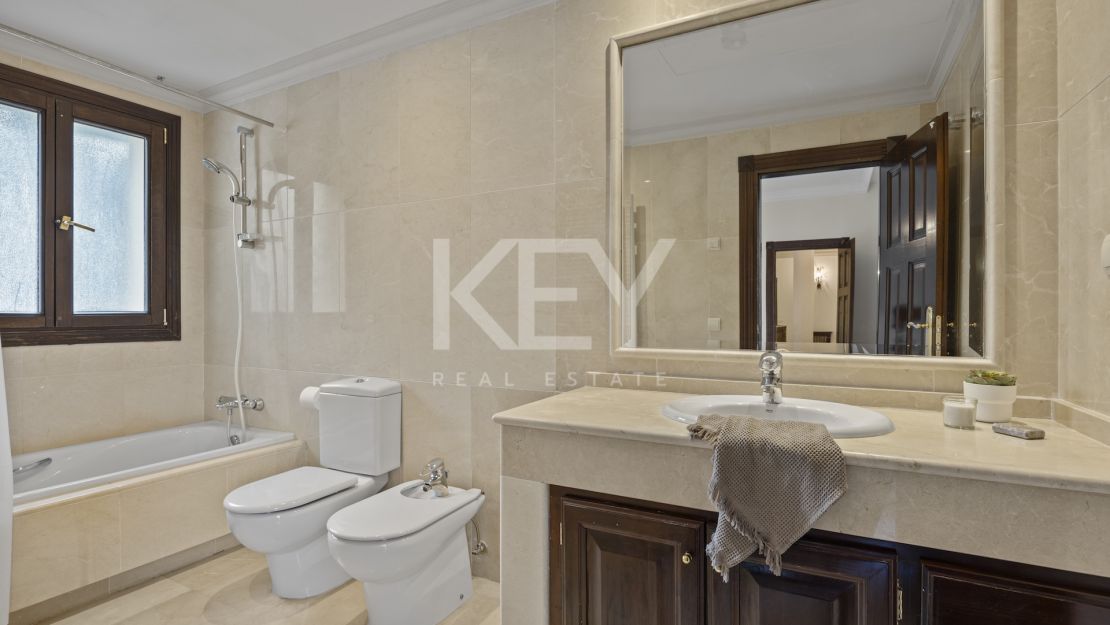 Gran villa familiar con vistas panorámicas, zonas de entretenimiento y potencial de inversión en Los Arqueros, Benahavís