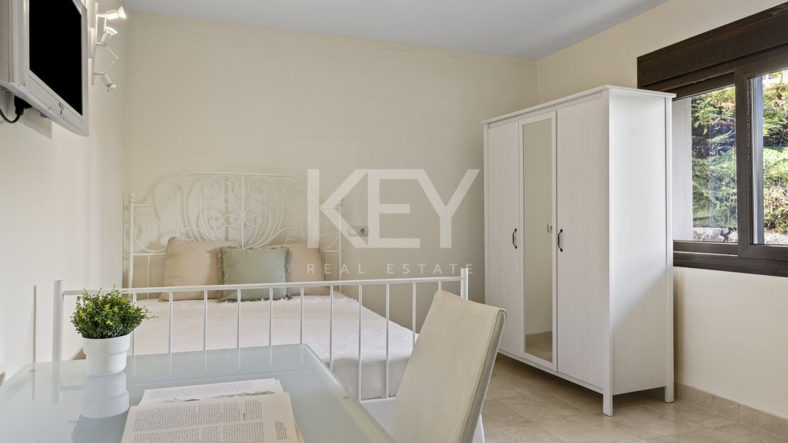 Gran villa familiar con vistas panorámicas, zonas de entretenimiento y potencial de inversión en Los Arqueros, Benahavís