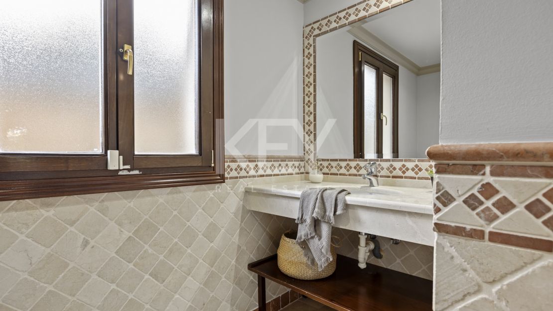 Gran villa familiar con vistas panorámicas, zonas de entretenimiento y potencial de inversión en Los Arqueros, Benahavís