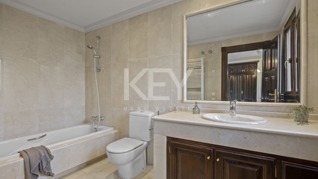 Gran villa familiar con vistas panorámicas, zonas de entretenimiento y potencial de inversión en Los Arqueros, Benahavís