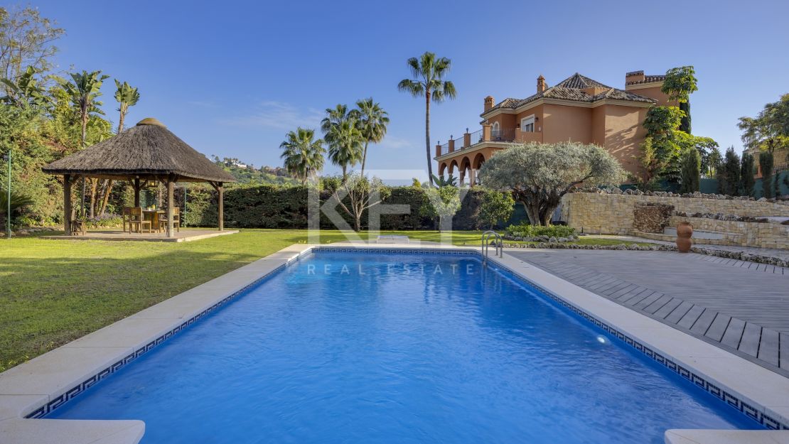 Gran villa familiar con vistas panorámicas, zonas de entretenimiento y potencial de inversión en Los Arqueros, Benahavís
