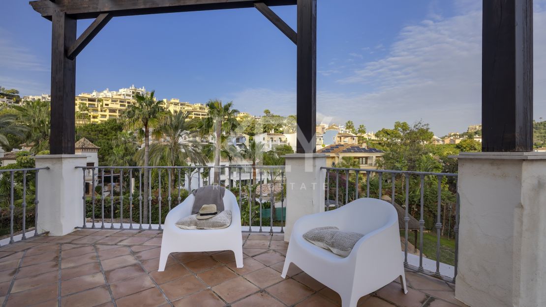 Gran villa familiar con vistas panorámicas, zonas de entretenimiento y potencial de inversión en Los Arqueros, Benahavís