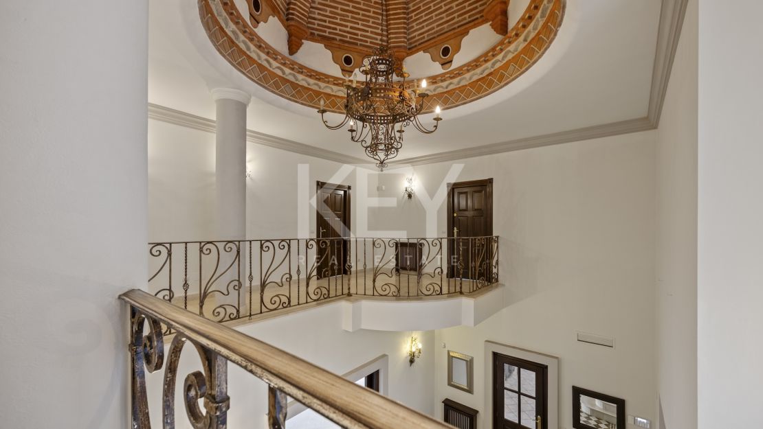 Gran villa familiar con vistas panorámicas, zonas de entretenimiento y potencial de inversión en Los Arqueros, Benahavís