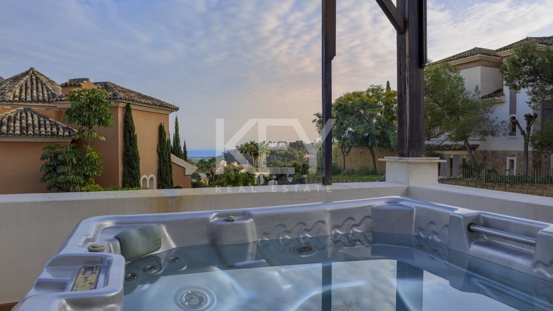 Gran villa familiar con vistas panorámicas, zonas de entretenimiento y potencial de inversión en Los Arqueros, Benahavís