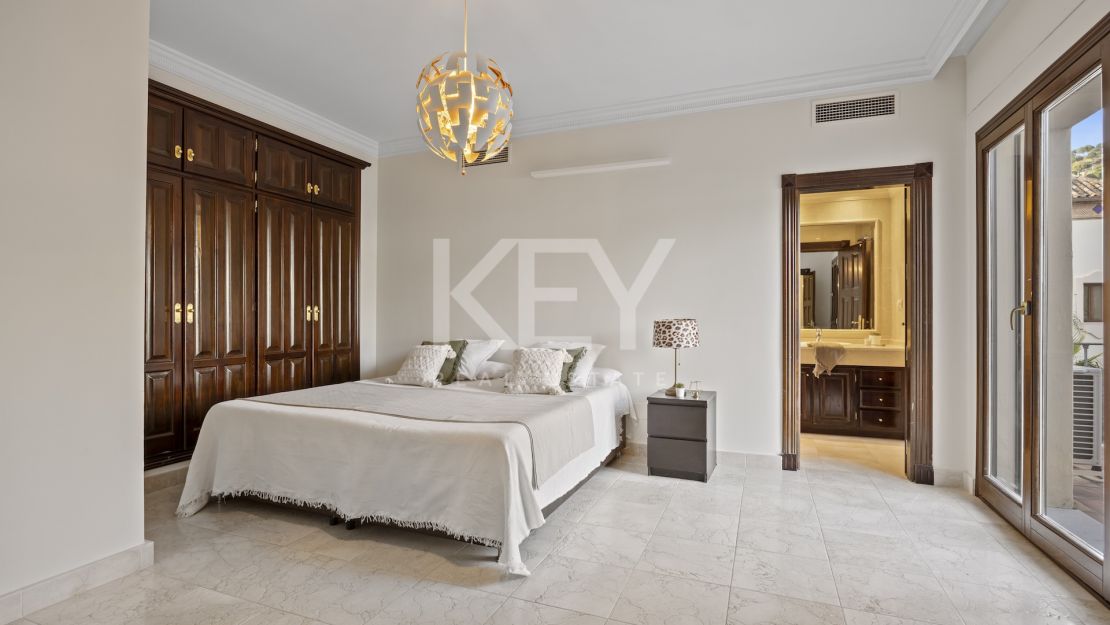 Gran villa familiar con vistas panorámicas, zonas de entretenimiento y potencial de inversión en Los Arqueros, Benahavís