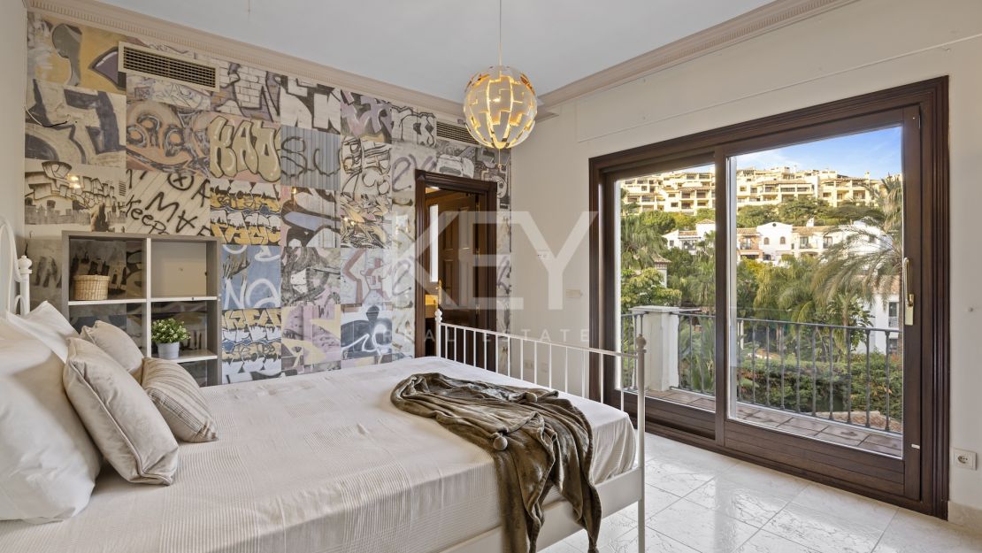 Gran villa familiar con vistas panorámicas, zonas de entretenimiento y potencial de inversión en Los Arqueros, Benahavís