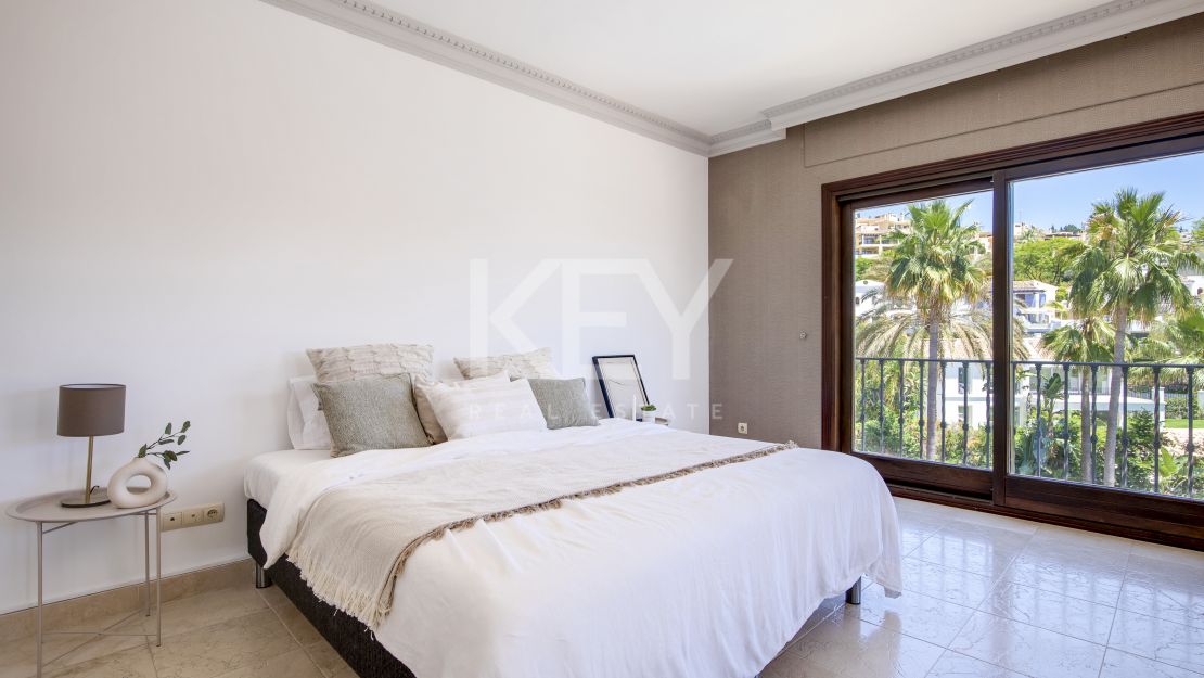 Gran villa familiar con vistas panorámicas, zonas de entretenimiento y potencial de inversión en Los Arqueros, Benahavís