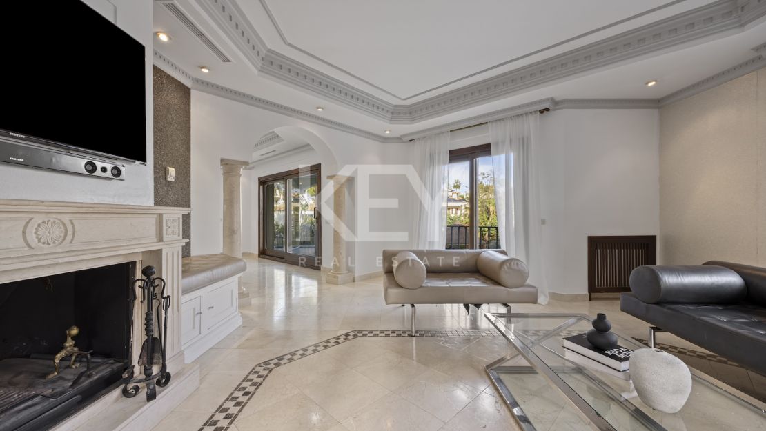 Gran villa familiar con vistas panorámicas, zonas de entretenimiento y potencial de inversión en Los Arqueros, Benahavís