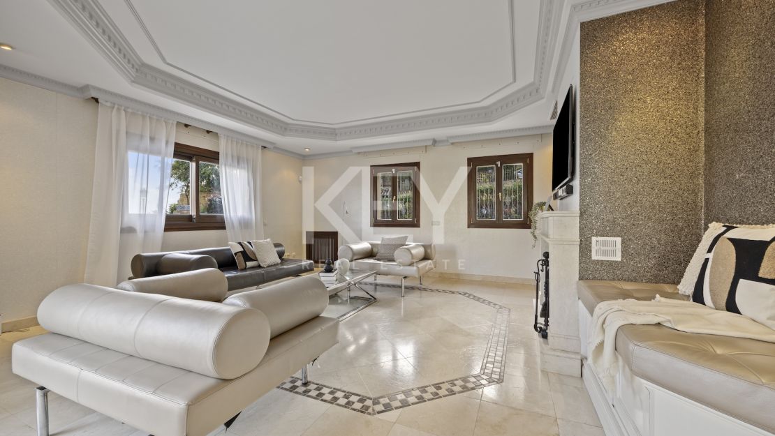 Gran villa familiar con vistas panorámicas, zonas de entretenimiento y potencial de inversión en Los Arqueros, Benahavís