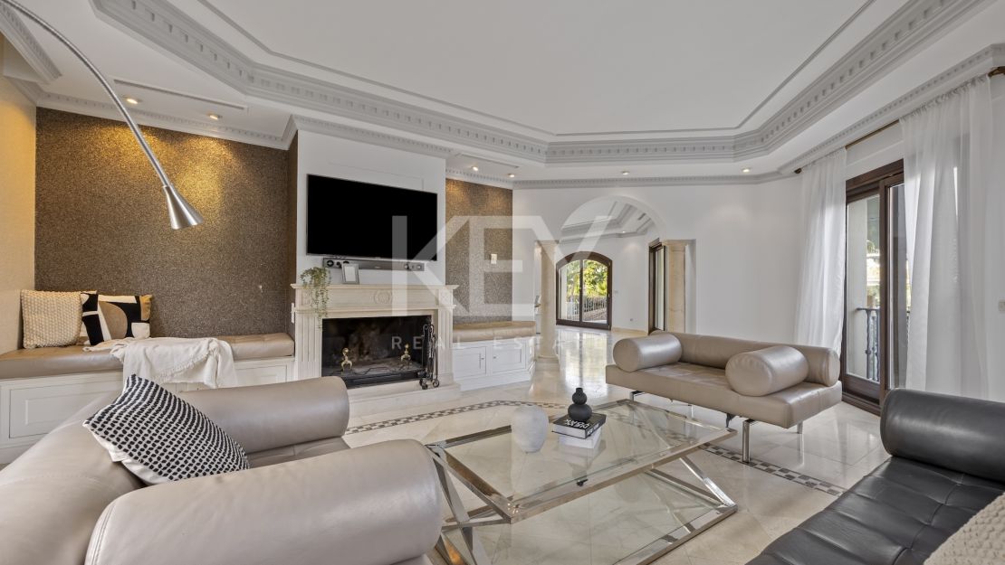 Gran villa familiar con vistas panorámicas, zonas de entretenimiento y potencial de inversión en Los Arqueros, Benahavís