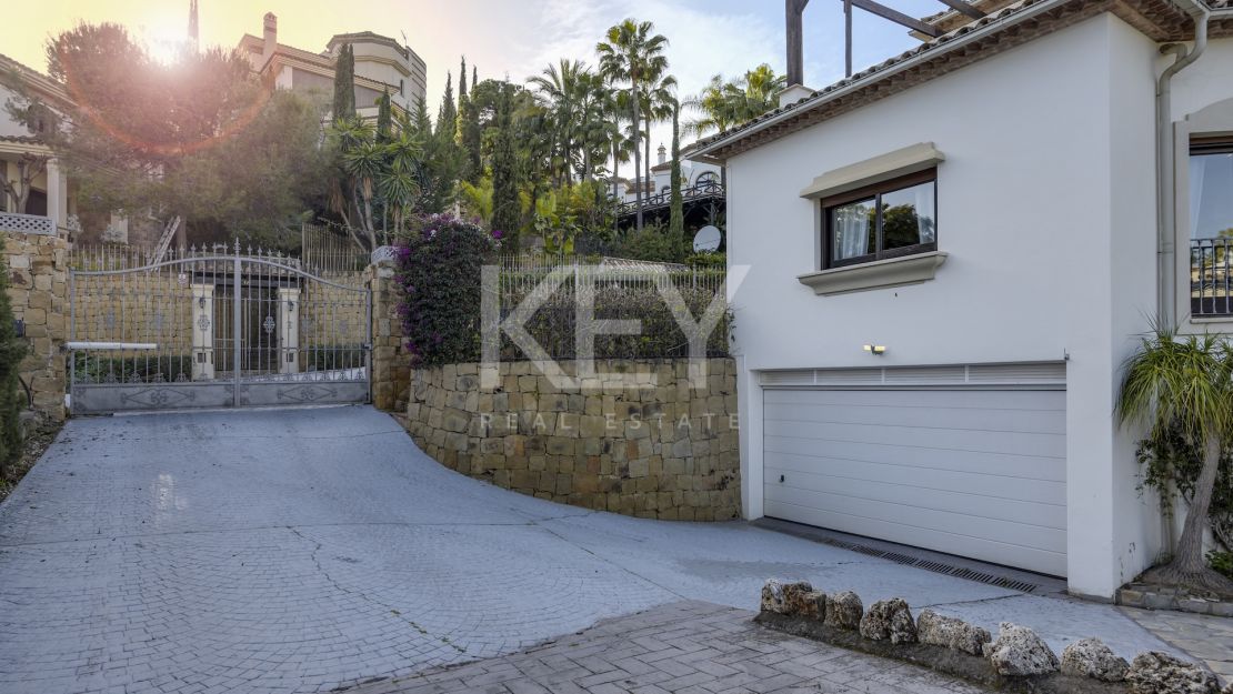 Gran villa familiar con vistas panorámicas, zonas de entretenimiento y potencial de inversión en Los Arqueros, Benahavís