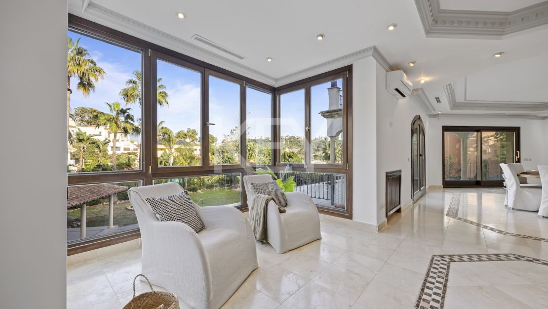 Gran villa familiar con vistas panorámicas, zonas de entretenimiento y potencial de inversión en Los Arqueros, Benahavís