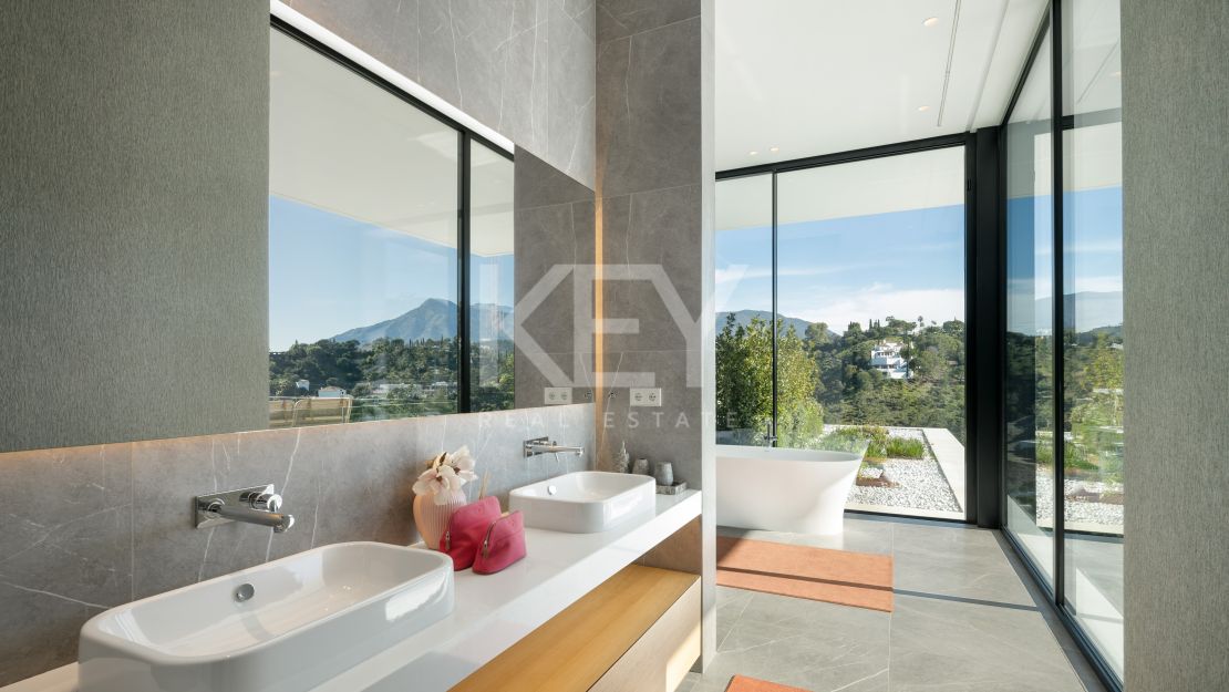 Panoramic view Villa with infinity pool and Spa in the hills of El Madroñal, Benahavis