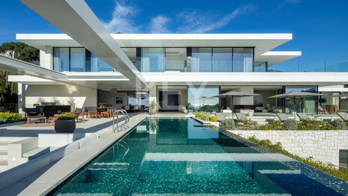 Panoramic view Villa with infinity pool and Spa in the hills of El Madroñal, Benahavis