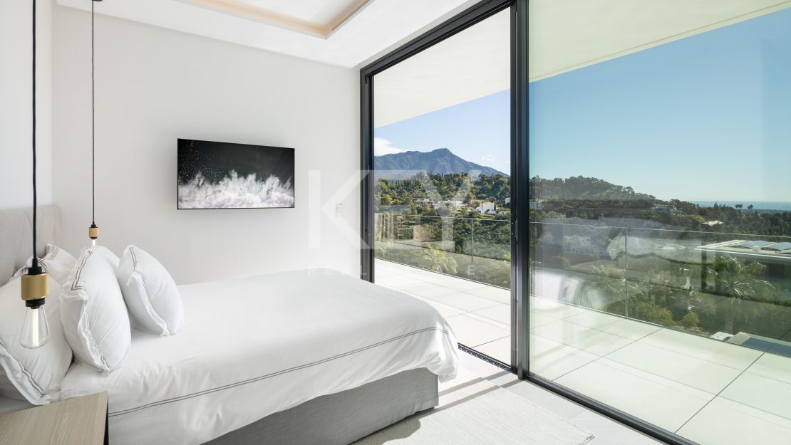 Panoramic view Villa with infinity pool and Spa in the hills of El Madroñal, Benahavis