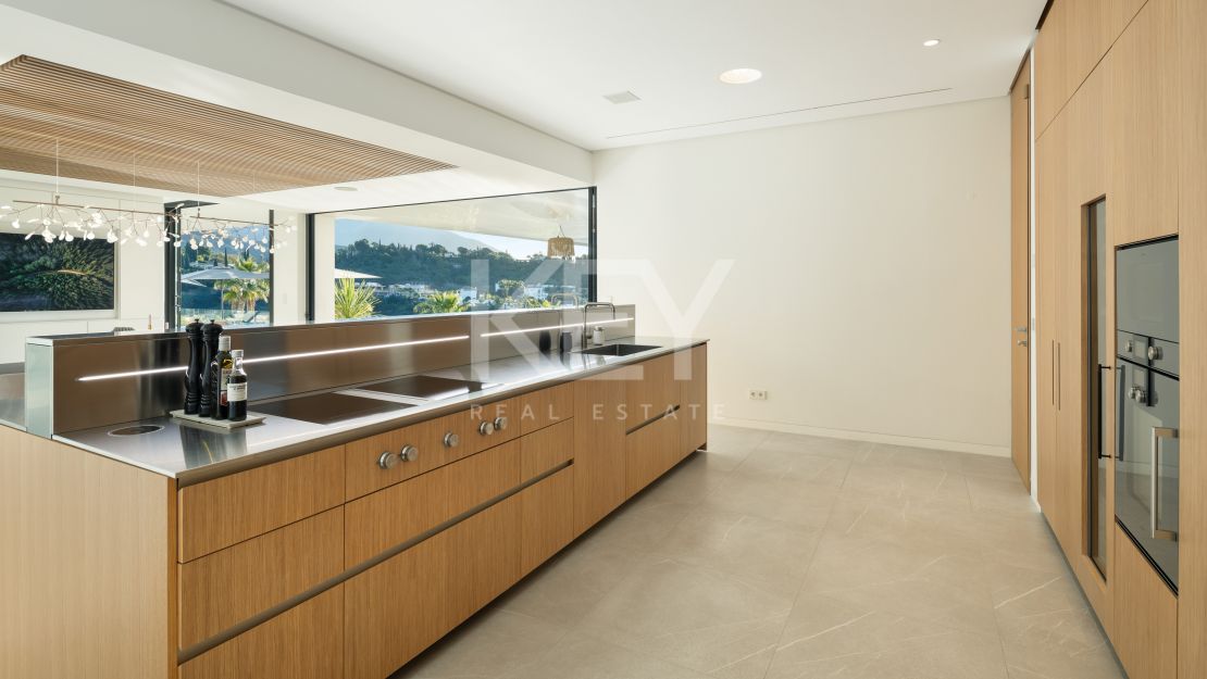 Panoramic view Villa with infinity pool and Spa in the hills of El Madroñal, Benahavis