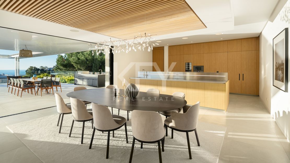 Panoramic view Villa with infinity pool and Spa in the hills of El Madroñal, Benahavis