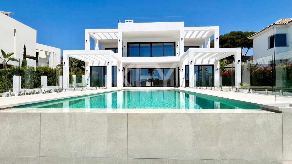 Contemporary beachside villa with sea views and smart design in Elviria, Marbella East