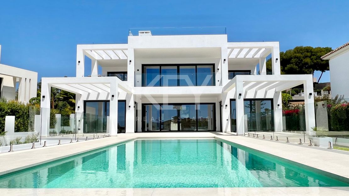 Contemporary beachside villa with sea views and smart design in Elviria, Marbella East