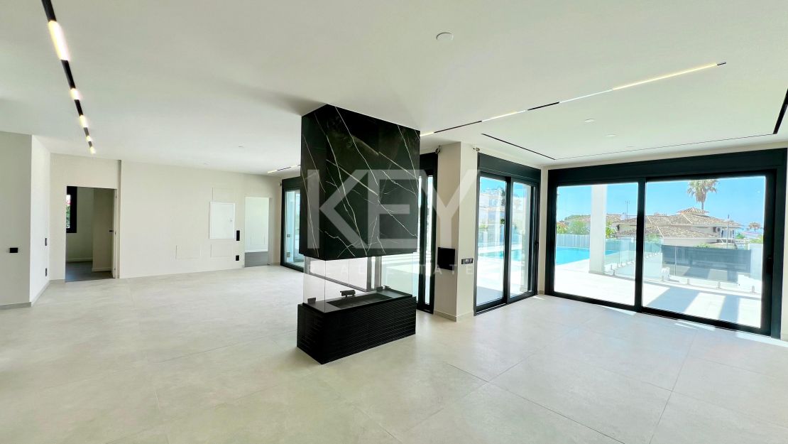 Contemporary beachside villa with sea views and smart design in Elviria, Marbella East
