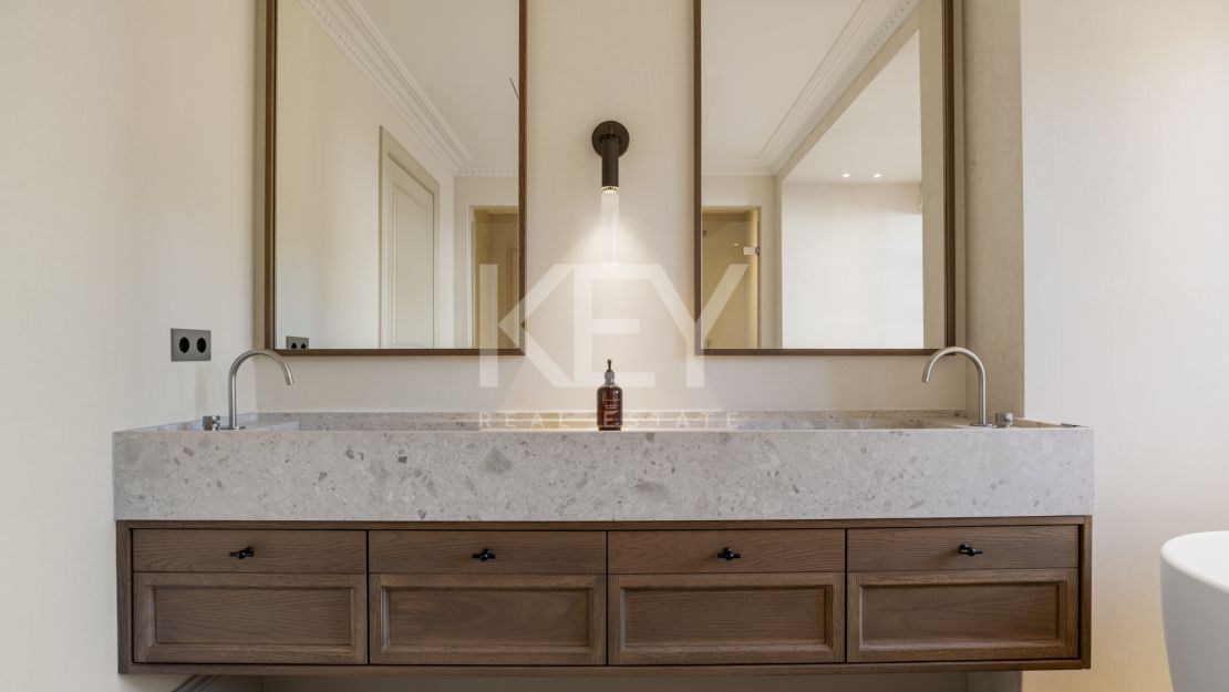 Elegante villa con interiores de diseño y spa en el corazón de Nueva Andalucía, Marbella