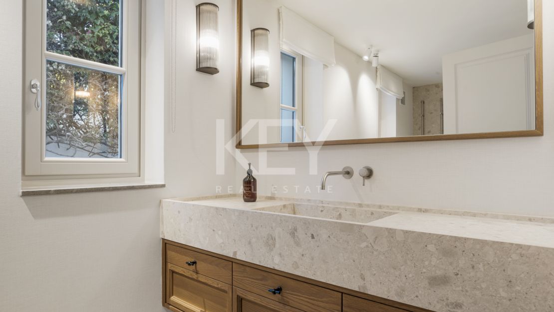 Elegante villa con interiores de diseño y spa en el corazón de Nueva Andalucía, Marbella