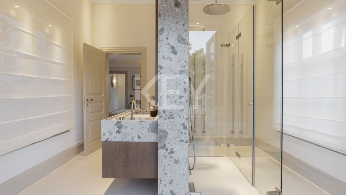 Elegante villa con interiores de diseño y spa en el corazón de Nueva Andalucía, Marbella