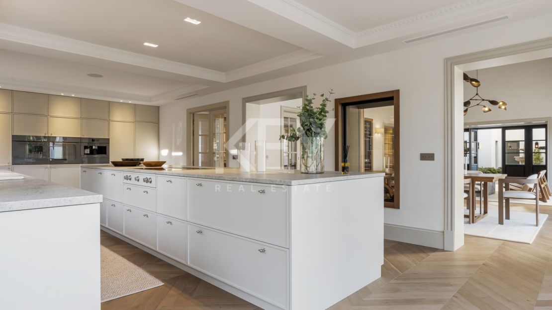 Elegante villa con interiores de diseño y spa en el corazón de Nueva Andalucía, Marbella