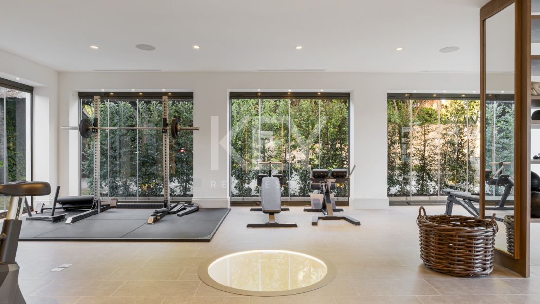 Elegante villa con interiores de diseño y spa en el corazón de Nueva Andalucía, Marbella