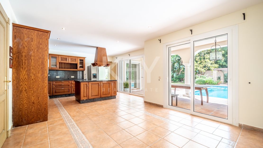 Oportunidad de renovación a pocos pasos de la playa en Paraíso Barronal, Estepona Este