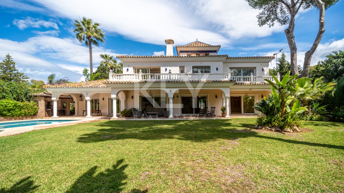 Oportunidad de renovación a pocos pasos de la playa en Paraíso Barronal, Estepona Este