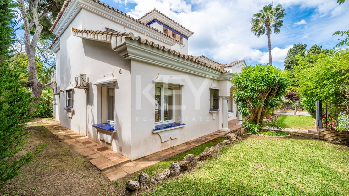 Oportunidad de renovación a pocos pasos de la playa en Paraíso Barronal, Estepona Este