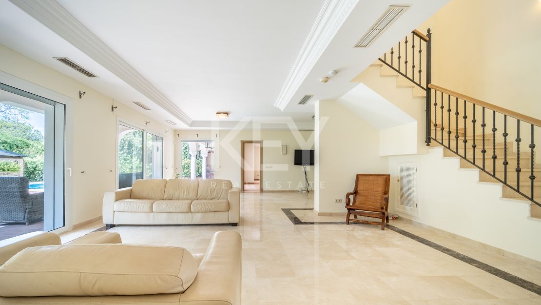 Oportunidad de renovación a pocos pasos de la playa en Paraíso Barronal, Estepona Este