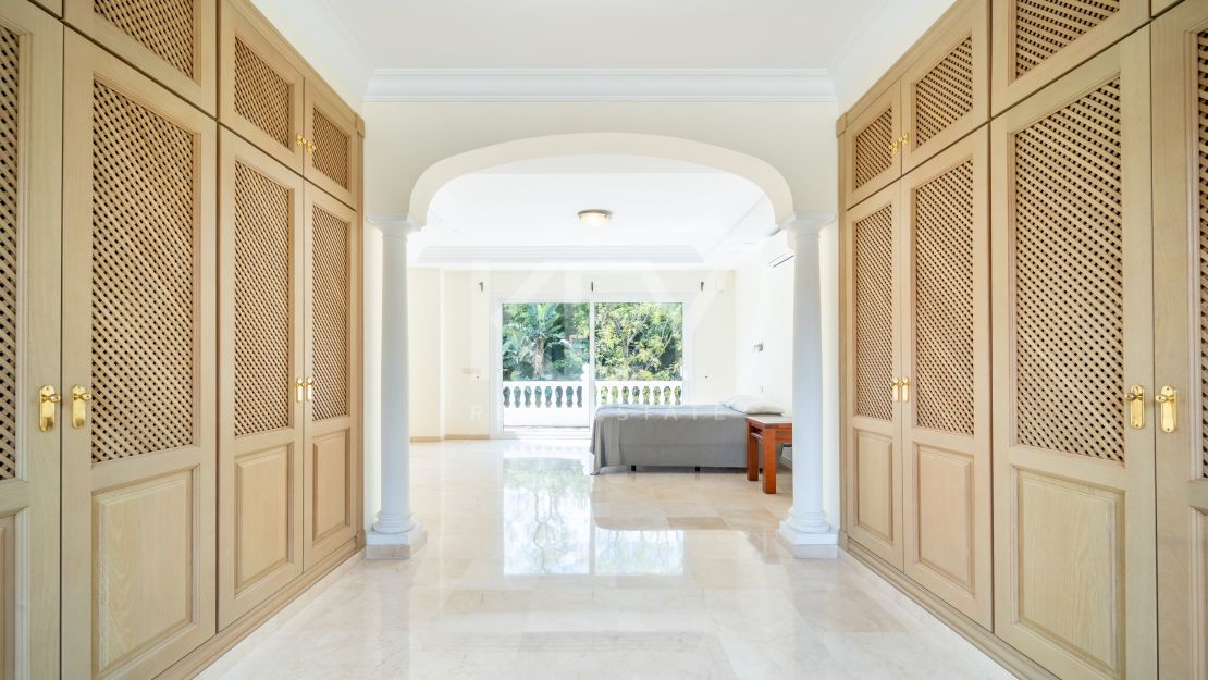 Oportunidad de renovación a pocos pasos de la playa en Paraíso Barronal, Estepona Este