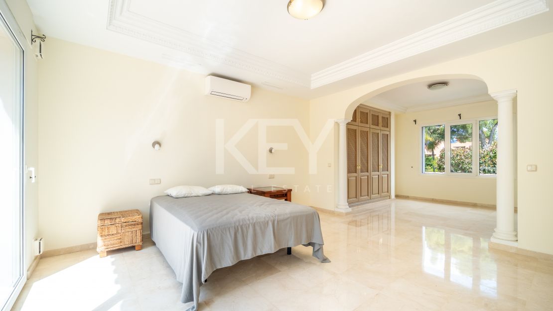 Oportunidad de renovación a pocos pasos de la playa en Paraíso Barronal, Estepona Este