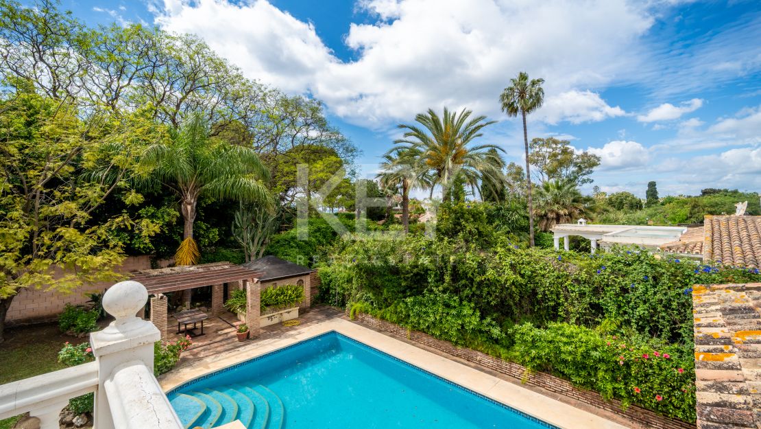 Oportunidad de renovación a pocos pasos de la playa en Paraíso Barronal, Estepona Este