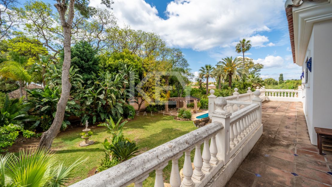 Oportunidad de renovación a pocos pasos de la playa en Paraíso Barronal, Estepona Este