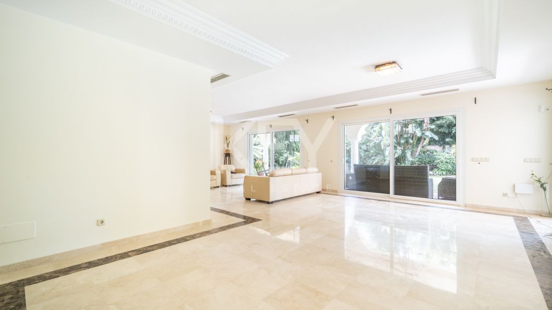 Oportunidad de renovación a pocos pasos de la playa en Paraíso Barronal, Estepona Este