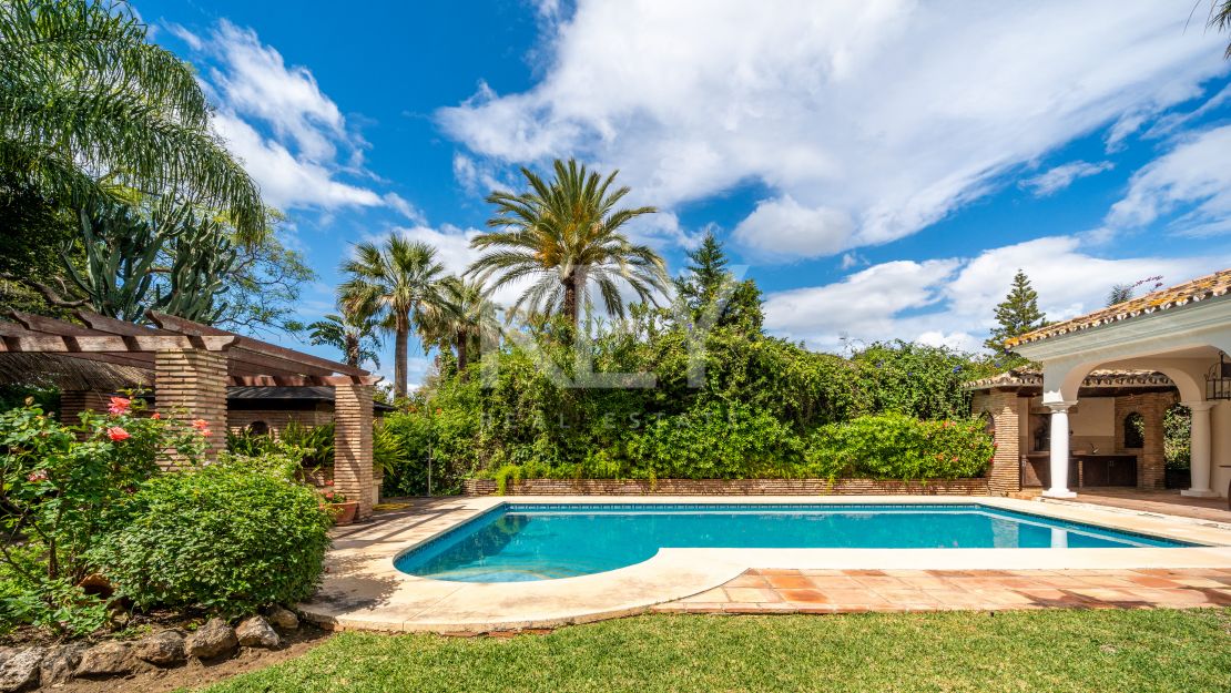 Oportunidad de renovación a pocos pasos de la playa en Paraíso Barronal, Estepona Este