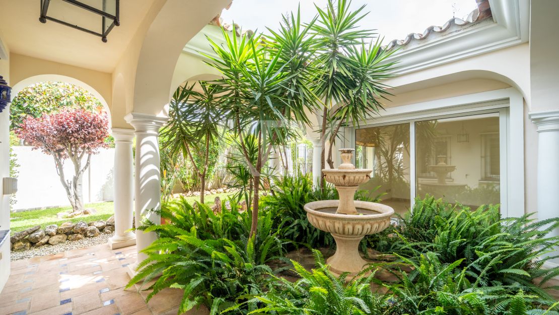 Oportunidad de renovación a pocos pasos de la playa en Paraíso Barronal, Estepona Este