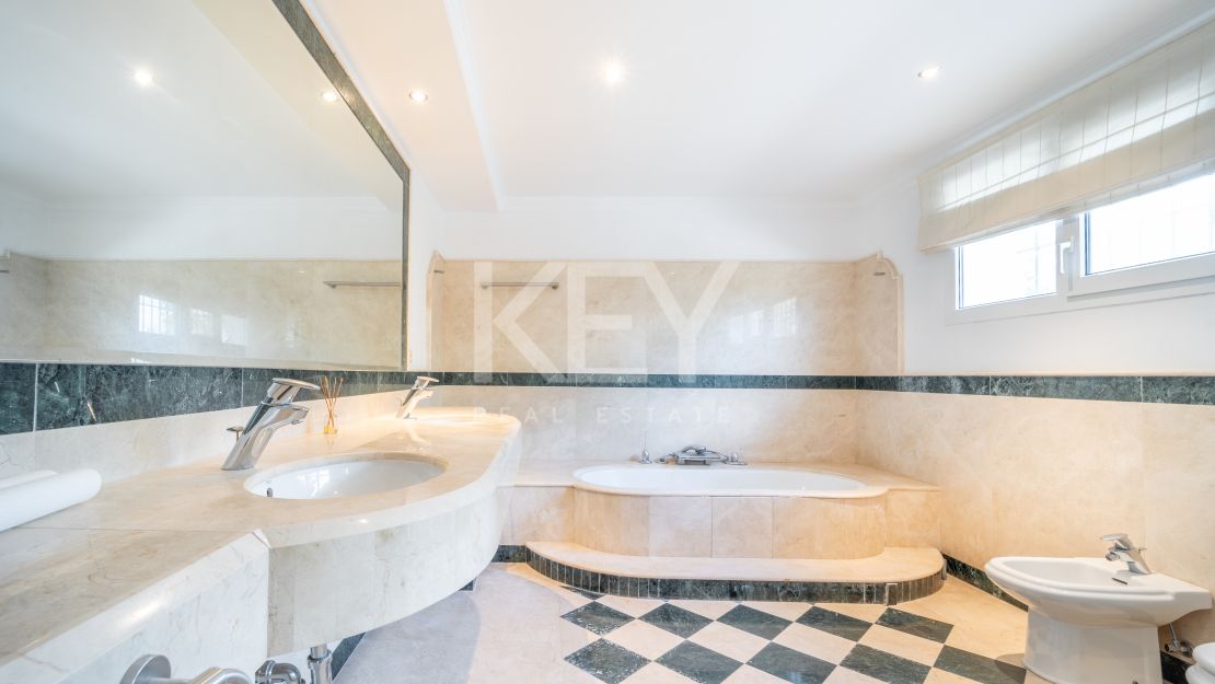 Oportunidad de renovación a pocos pasos de la playa en Paraíso Barronal, Estepona Este