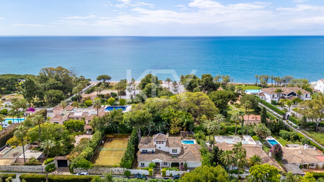Oportunidad de renovación a pocos pasos de la playa en Paraíso Barronal, Estepona Este
