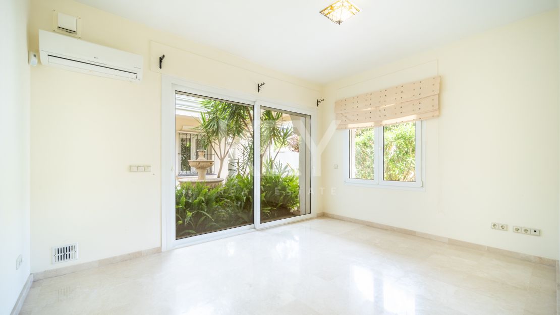 Oportunidad de renovación a pocos pasos de la playa en Paraíso Barronal, Estepona Este