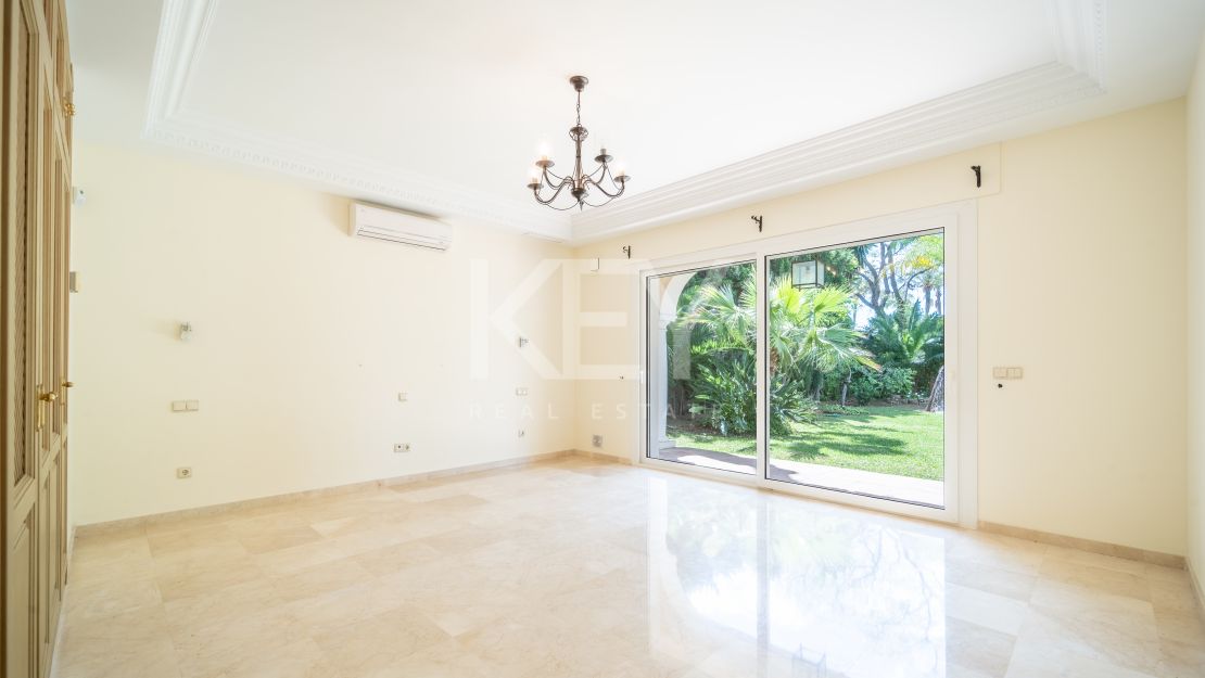 Oportunidad de renovación a pocos pasos de la playa en Paraíso Barronal, Estepona Este