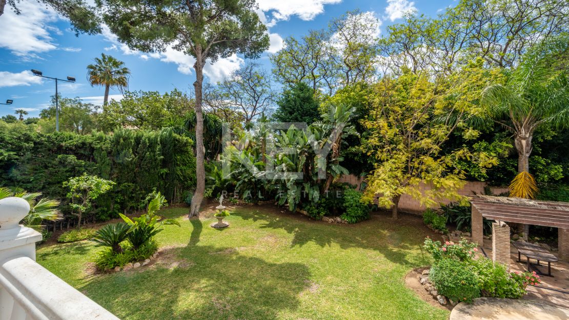 Oportunidad de renovación a pocos pasos de la playa en Paraíso Barronal, Estepona Este