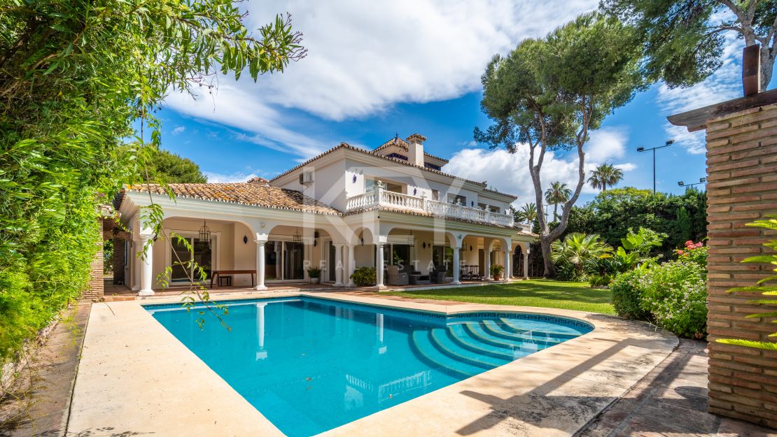 Oportunidad de renovación a pocos pasos de la playa en Paraíso Barronal, Estepona Este