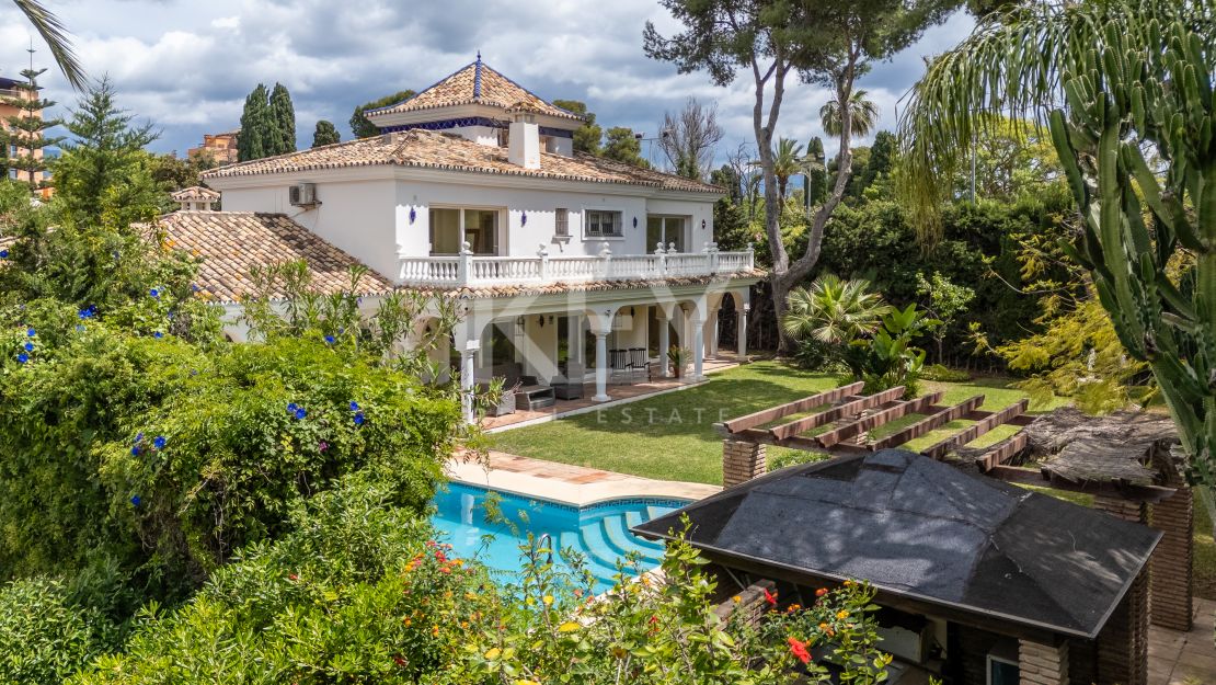 Oportunidad de renovación a pocos pasos de la playa en Paraíso Barronal, Estepona Este