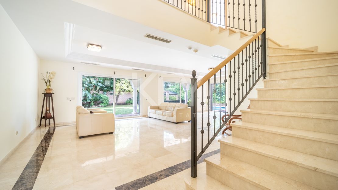 Oportunidad de renovación a pocos pasos de la playa en Paraíso Barronal, Estepona Este